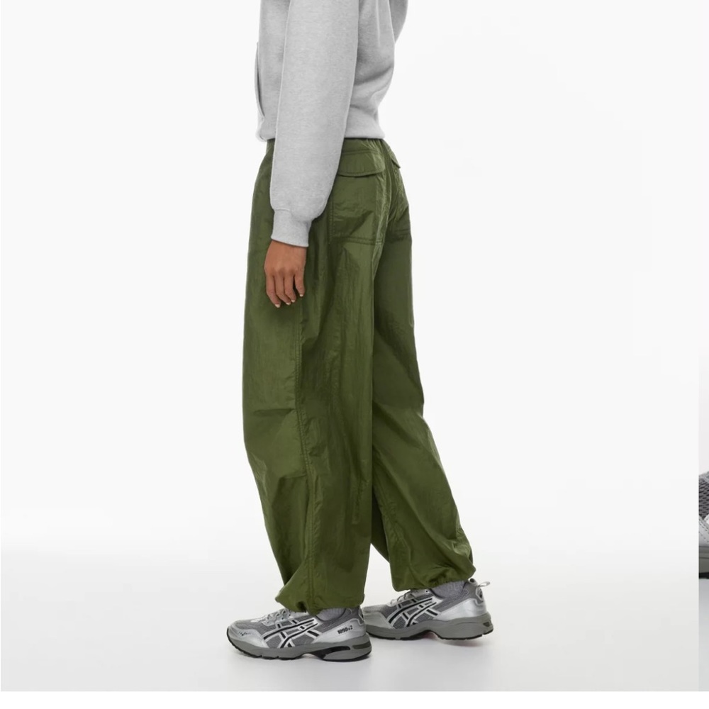 Aritzia Women’s aviator parachute pant size small.